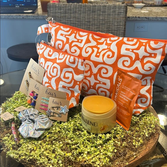 Buckhead Betties Orange/White Cosmetic Bag Set with Hair Care & Accessories NWT - Picture 5 of 9